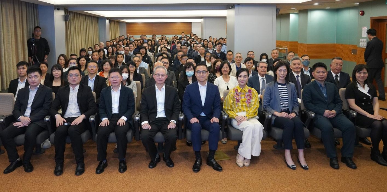 Fotografia de grupo dos oradores e participantes