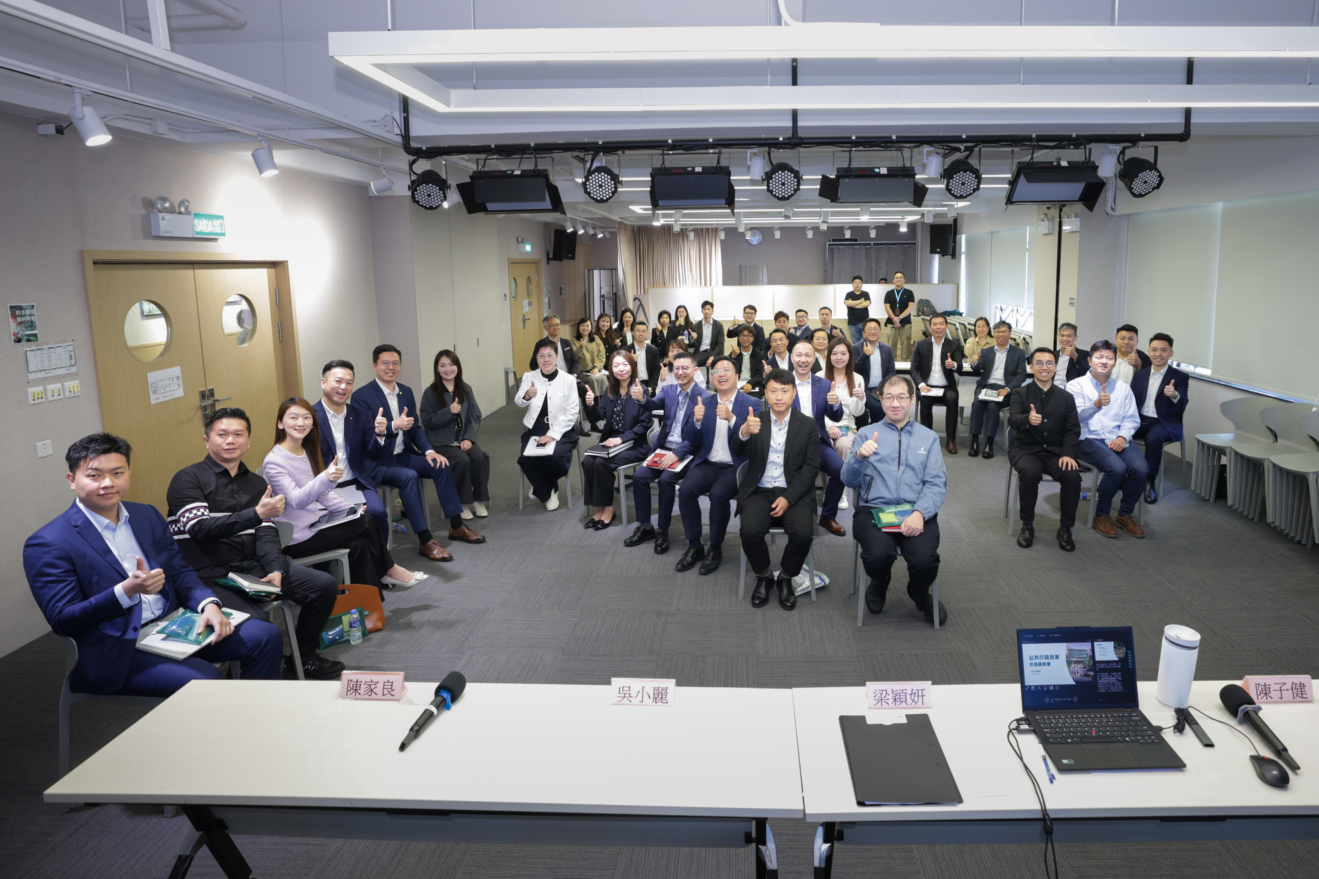 與街總會員進行交流