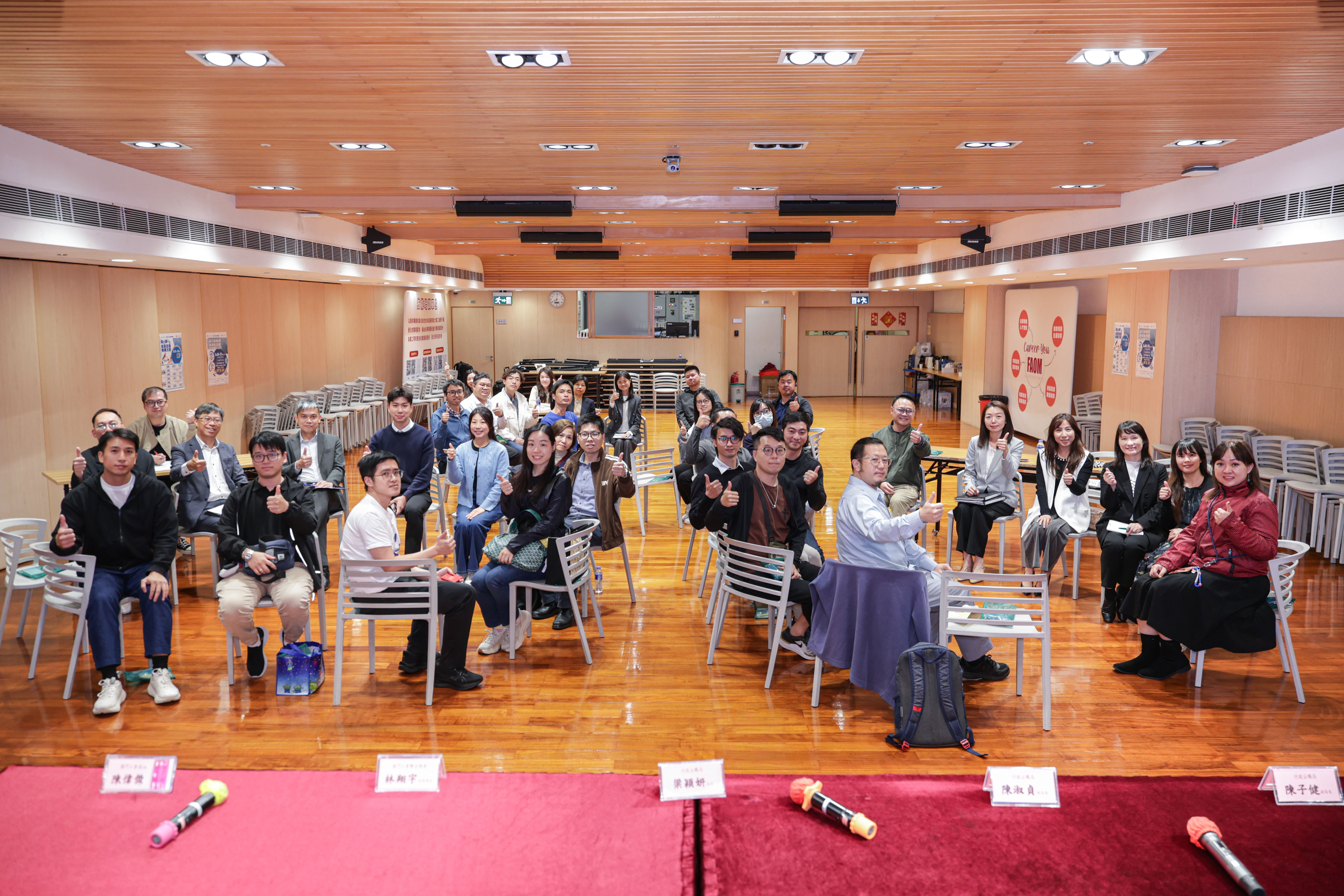 與工聯會員進行交流