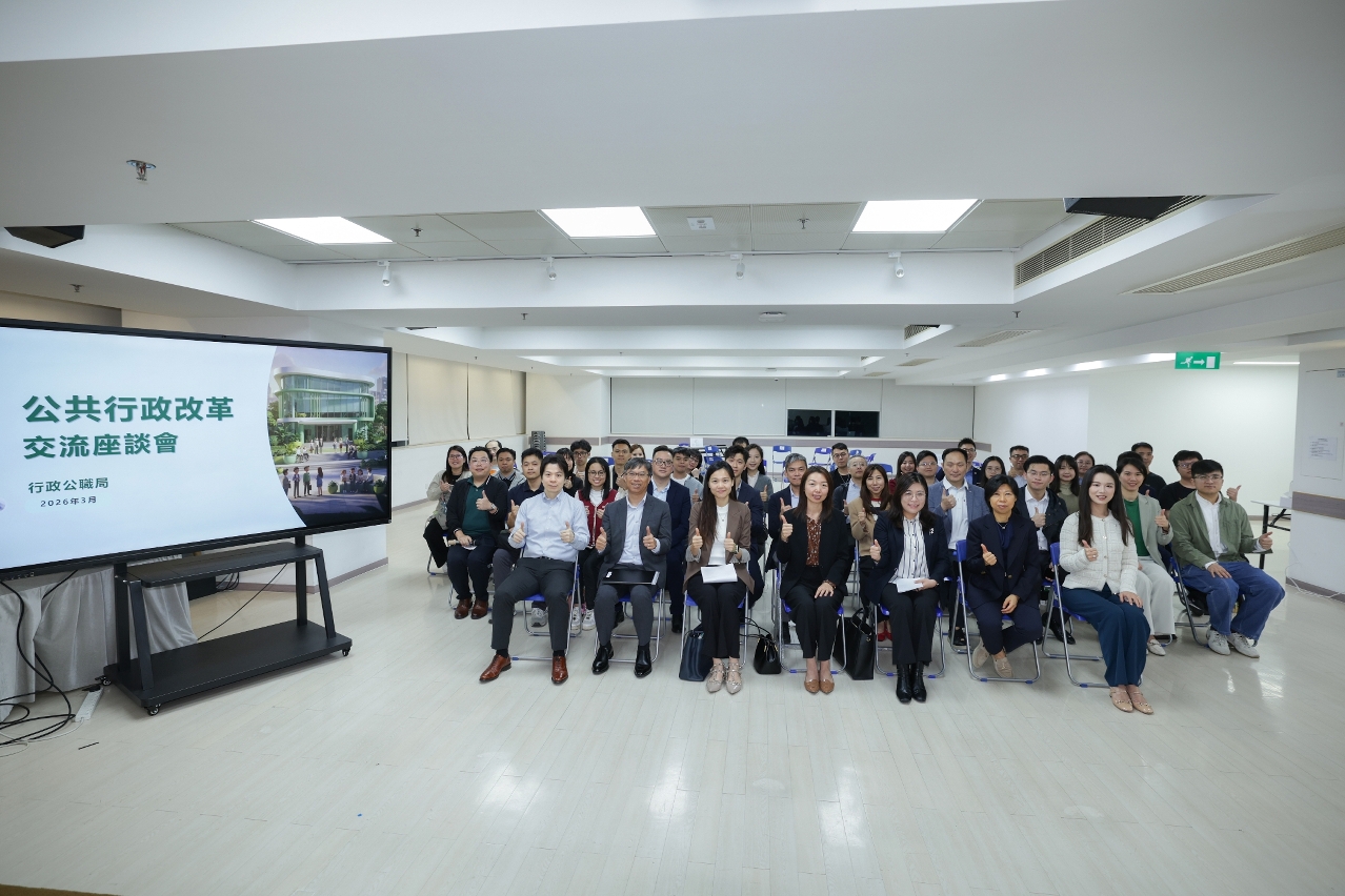 公職局代表與新青協及青年公務員協會 負責人及會員合照