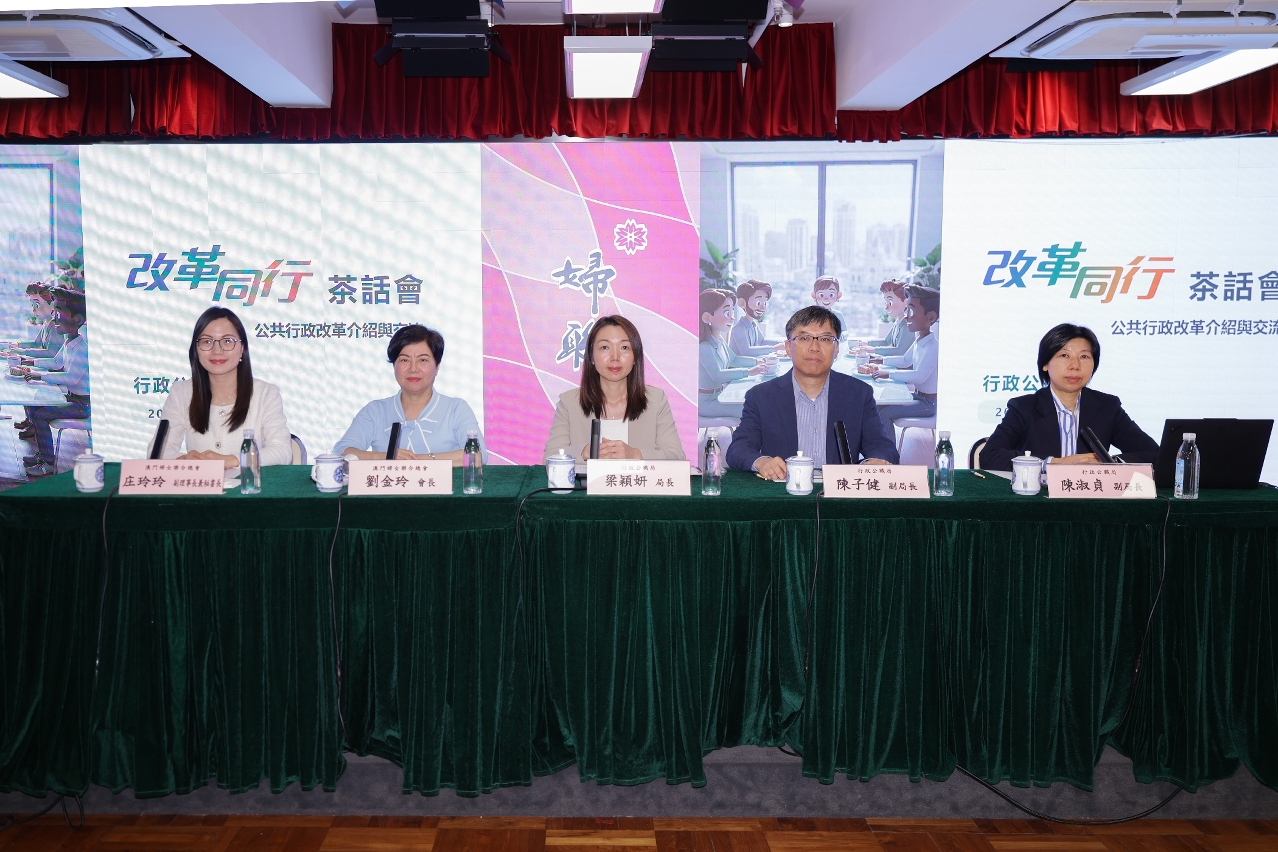 公職局代表與婦聯負責人合照