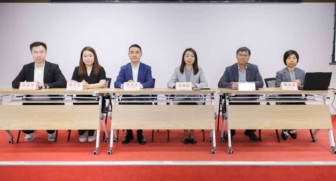 公職局代表與民建聯負責人合照