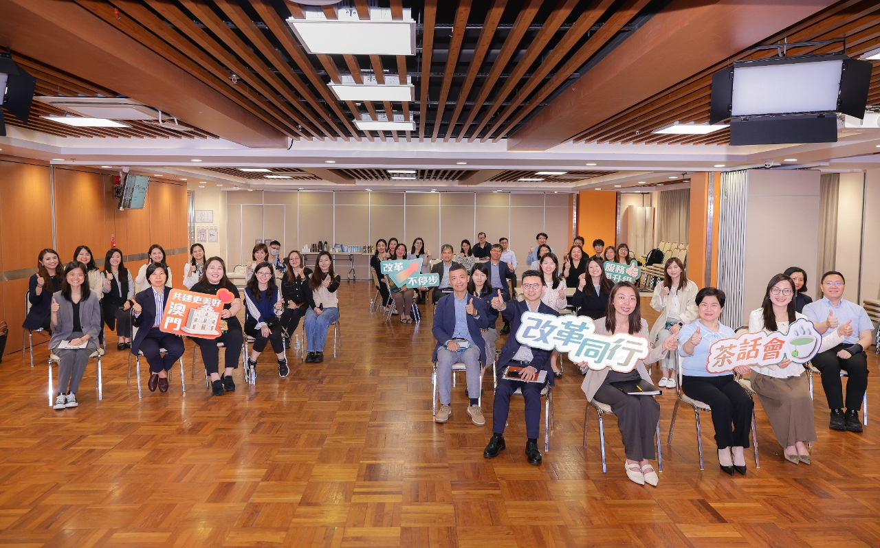 與婦聯會員進行交流