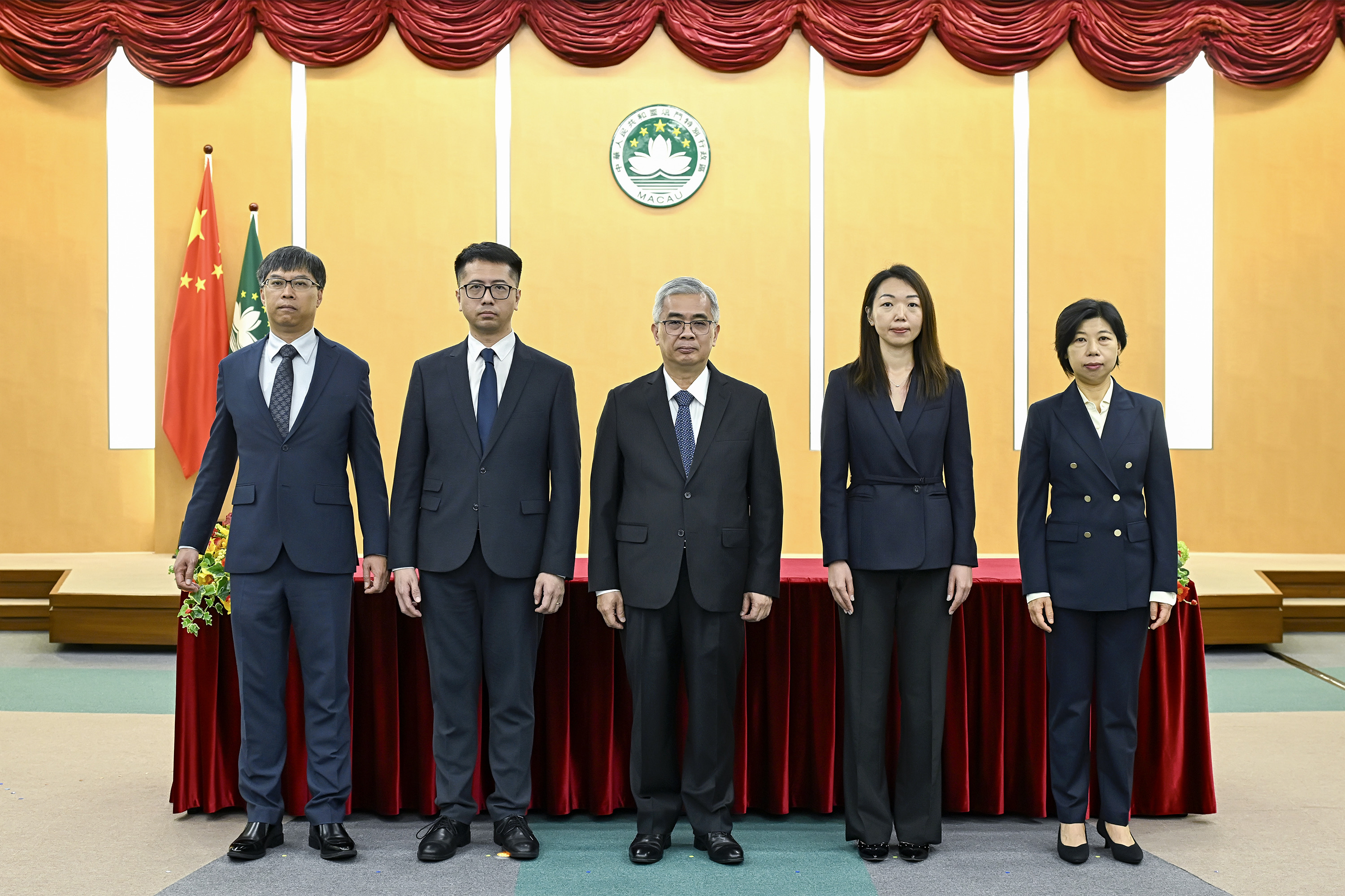 行政法務司司長及辦公室主任與行政公職局三位領導合照