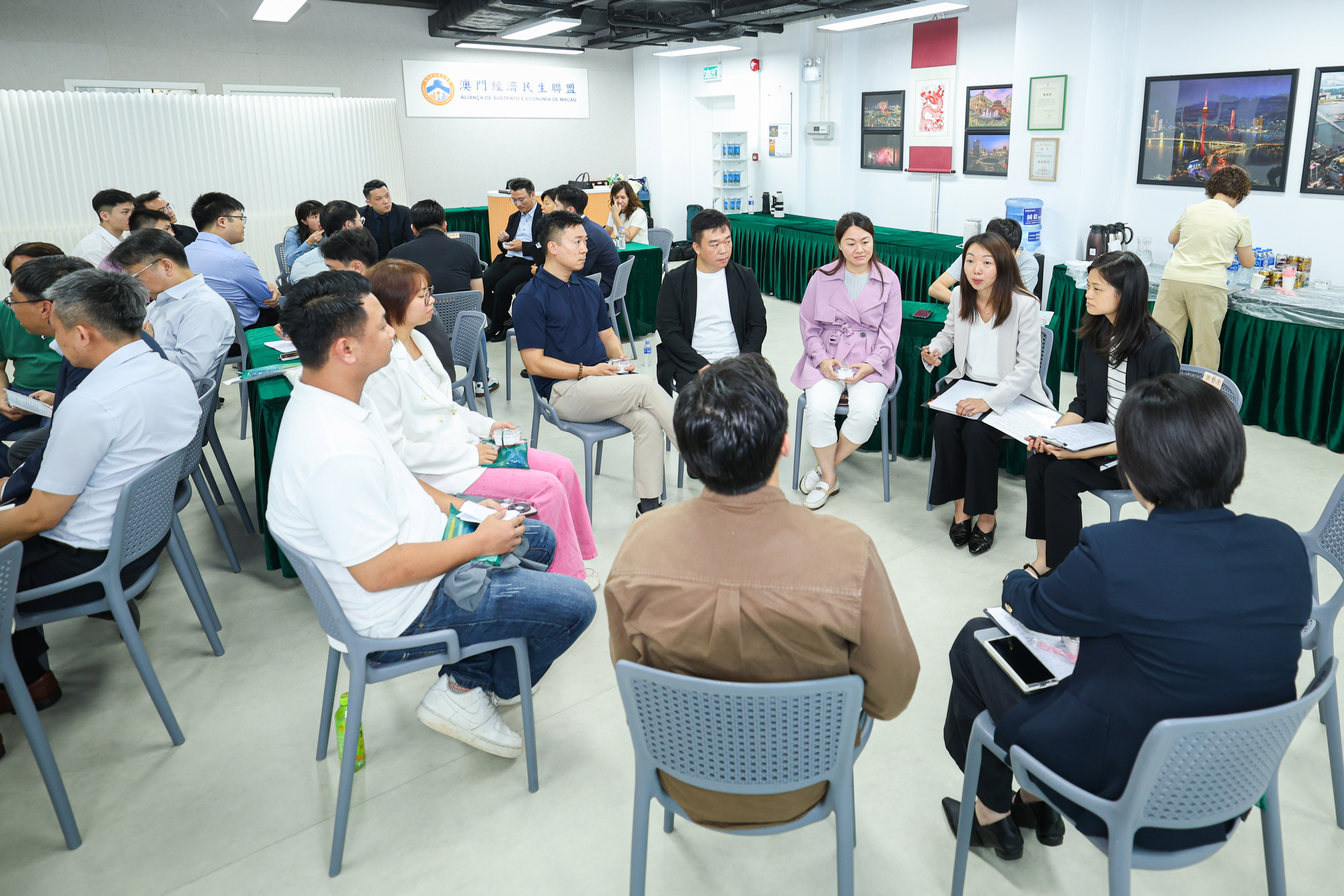 與經民聯會員進行交流