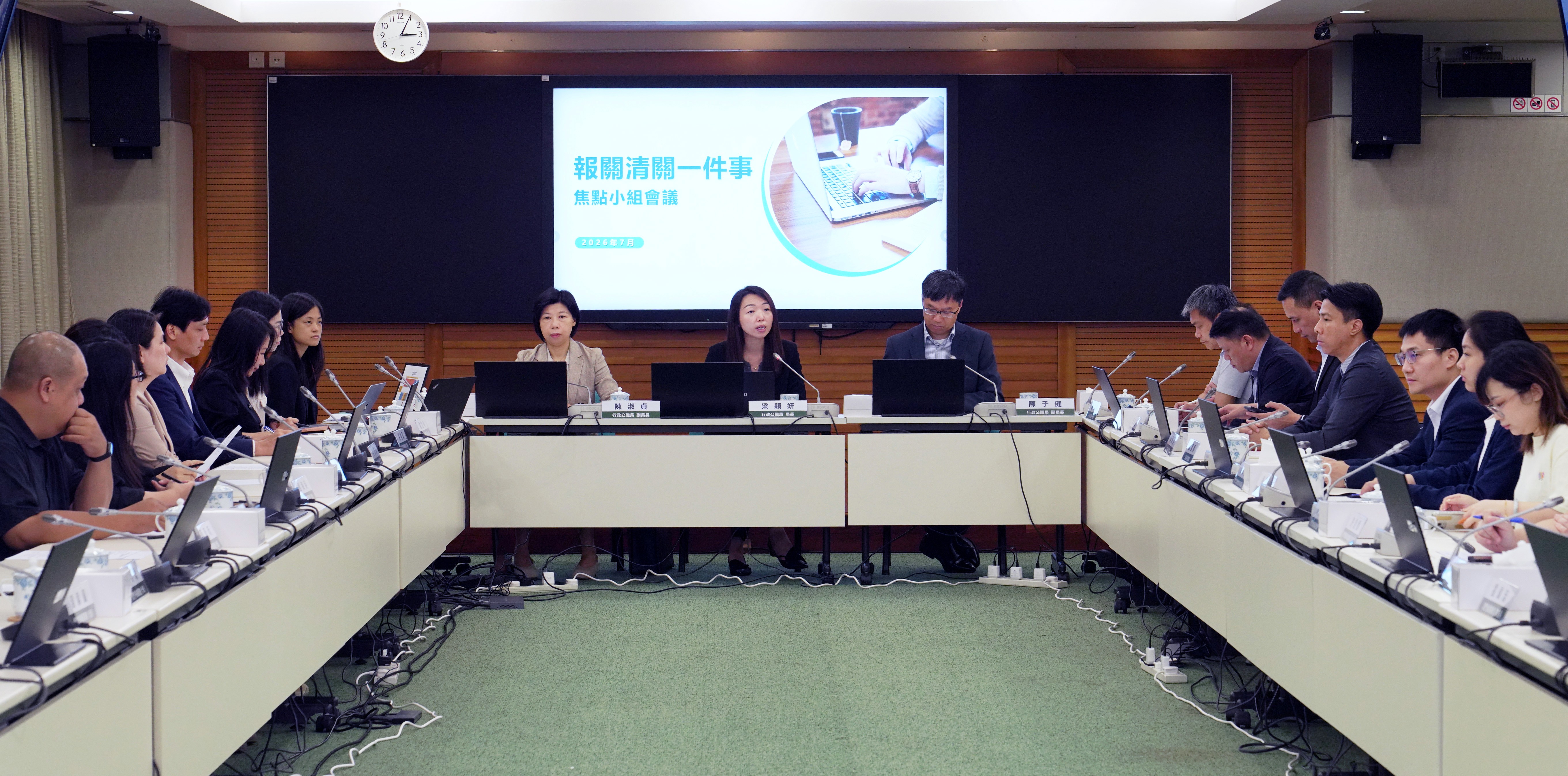 行政公職局代表向本澳商會及社團介紹“報關清關一件事”項目