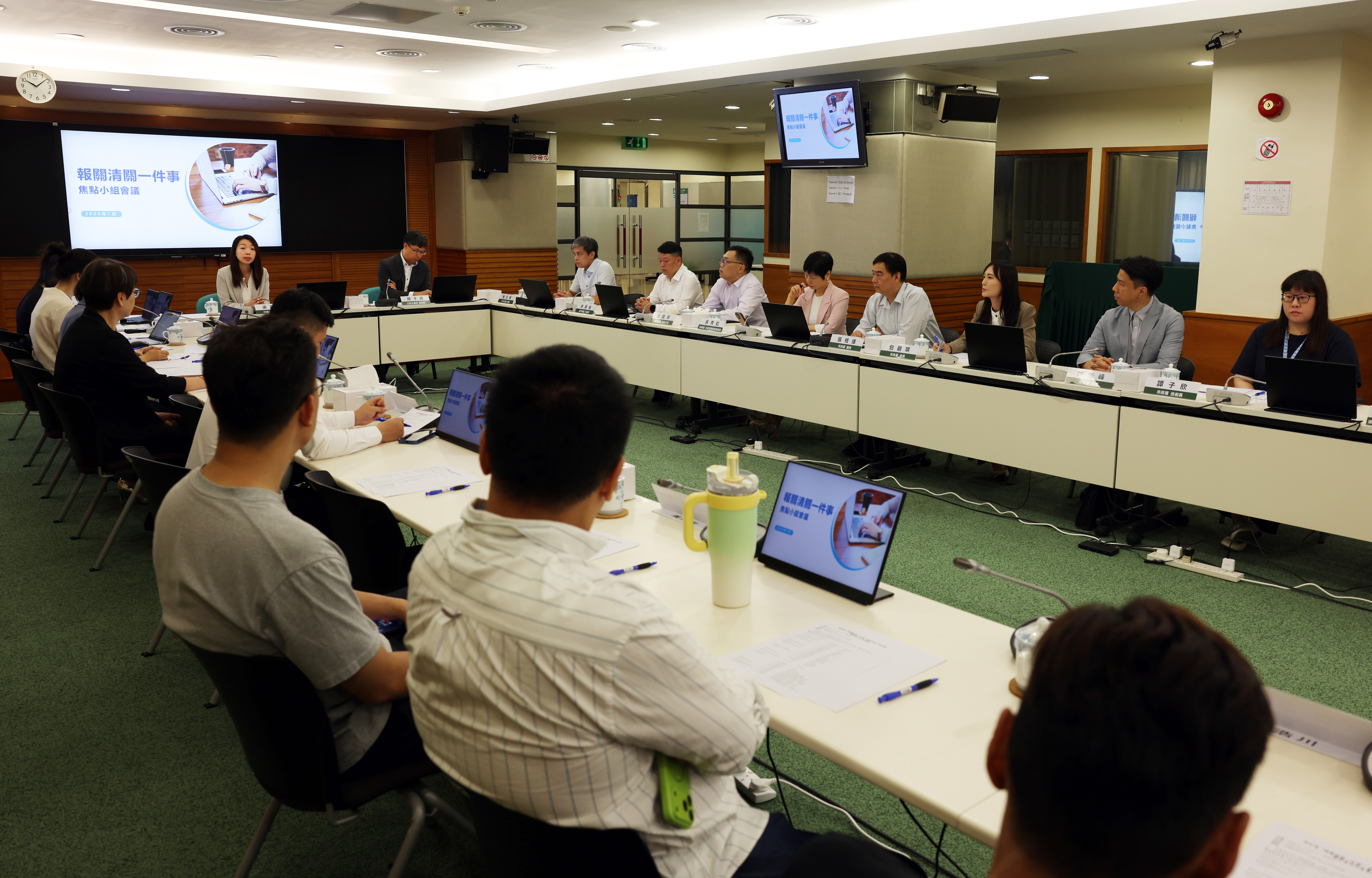 行政公職局代表向鮮活食品行業介紹“報關清關一件事”項目